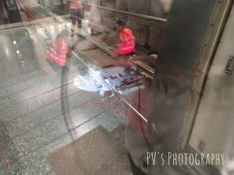 有港铁人员到路轨进行抢修工作。香港突发事故报料区PV Chau‎图片