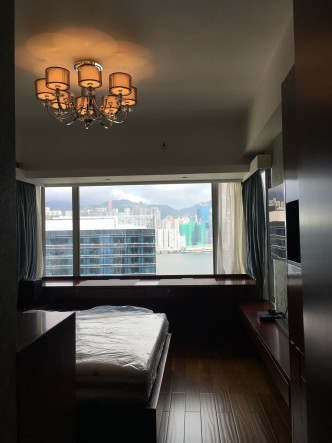 圖中睡房配備闊窗，將維港美景引到家中。