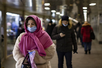 莫斯科民众佩戴口罩外出。AP图片