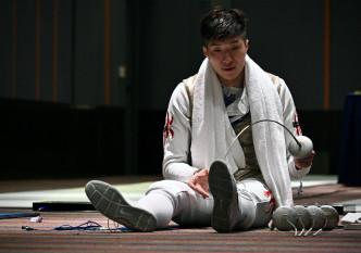 张家朗今日转战剑击挑战杯，于男子花剑决赛反胜东奥战友蔡俊彦。