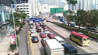巴士攔住太子道東。交通突發報料區Cheung Yu Yeung圖片