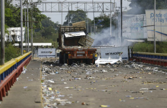 人道物資貨車被擋住運進該國。AP圖片