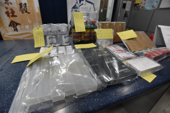 警方展示檢獲的美容工具及藥物。