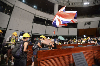 大批示威者7月1日闖入立法會大肆破壞。資料圖片