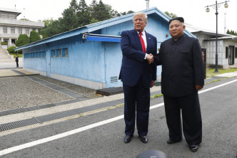 特朗普与金正恩在蓝色小屋前会谈。AP图片