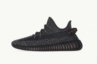 「Yeezy Boost 350 V2 Black」今早全球同步開賣，不少波鞋迷到店門外排隊搶購。網圖