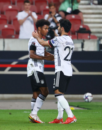 艾迪耶美(左)對亞美尼亞取得入球。Reuters
