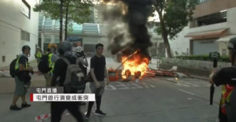 示威者焚燒雜物。有線新聞截圖