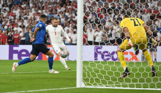 勞基梳爾(中)創歐國盃決賽最快破網紀錄。Reuters