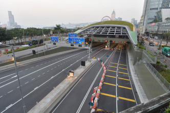 運輸署今晚會增加交通標誌及道路標記。