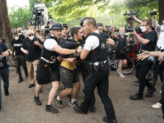 警方拘捕多名示威者。AP