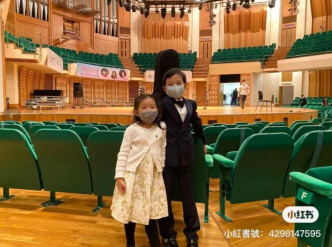 中曦和妹妹中妍在演出場地內合照。