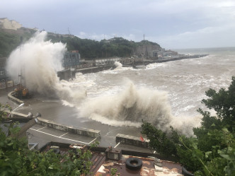 海邊掀起巨浪。 新華社