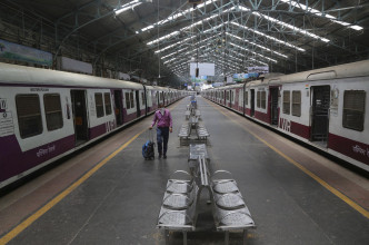 印度鐵路部宣布取消所有鐵路客運及地鐵服務直到31日。 AP