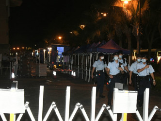 政府围封东涌健东路1号映湾园悦涛轩第11座要求居民接受强制检测。