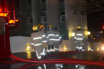 消防开喉将火救熄。