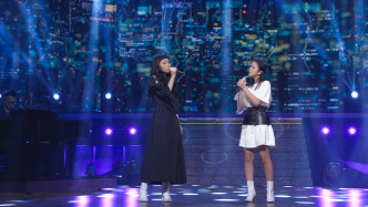 Gigi及Chantel對決演唱《遇見》。