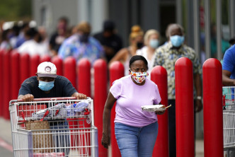 新奧爾良民眾排隊到超市購物物資。AP圖片