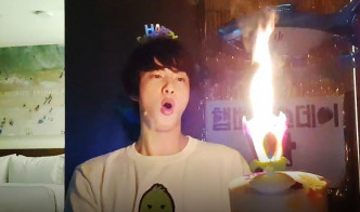 一点起蜡烛已经好大火，Jin有少少吓亲。