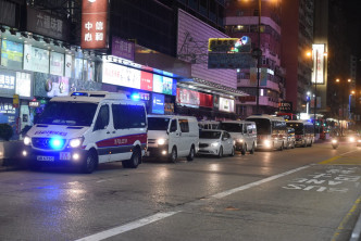 网民晚上号召到旺角集结，多辆警车戒备。本报记者摄