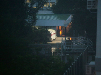 「水炮车」停泊在黄竹坑警察训练学校内候命。