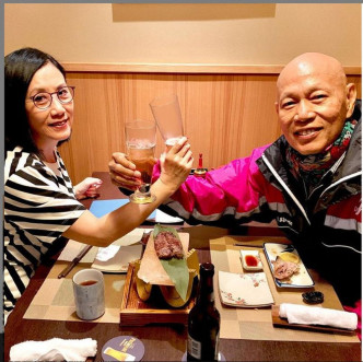 阿姐同家英哥撐枱腳慶祝結婚10周年。ig