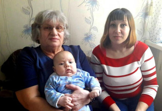 圖加諾娃與親女盧西亞及孫兒。