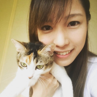 游蕙禎其後在社交網站Facebook上載一張手抱貓咪的照片。