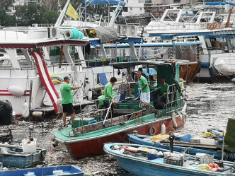海事处外判工正在清理西贡码头海面一带垃圾。
