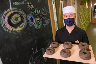 圣雅各福群会艺想艺术发展主任苏醒朗表示，他们正与面包店商讨在店内展出以面包制作为主题的陶艺作品。政府新闻处图片