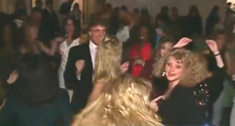 特朗普27年前与富豪爱泼斯坦开派对看美女热舞。网上图片