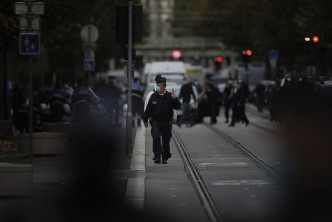 法国将全国安全警戒提升至最高级别。AP