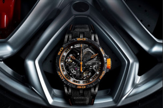 品牌在2018年開始與林寶堅尼合作推出腕表，大量運用高科技材質，呈現強烈的賽車動感。