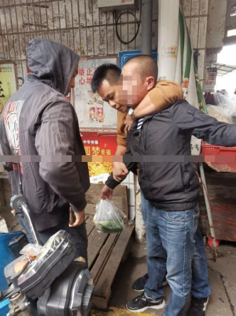 杨某利在买菜时被警员拘捕。网图