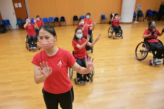 香港復康力量中樂團在殘疾人士藝術發展基金資助下，推出中國輪椅舞項目。政府新聞處圖片