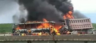 旅游巴士与两辆货车相撞后起火。网