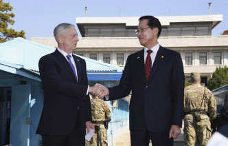 马蒂斯在南韩国防部长宋永武陪同下，前往板门店休战村视察。AP图片