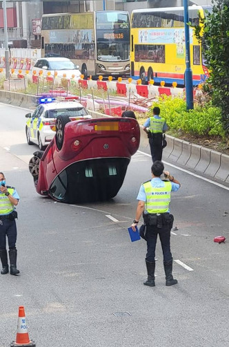 私家車四輪朝天，橫亙路中心。fb「馬路的事」群組圖片