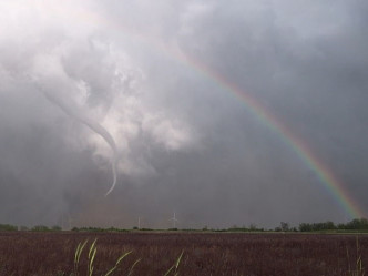 当天出现龙卷风时，旁边同时出现彩虹。网图