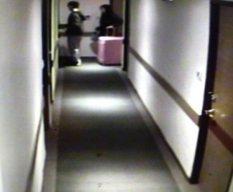女死者与被捕男友入住的酒店走廊闭路电视画面。网上图片