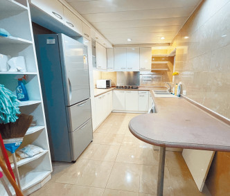 廚房裝有上下層廚櫃，貯物空間充裕。