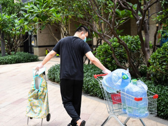 荔灣區部分區域每戶每天限1人外出購買必需品。新華社