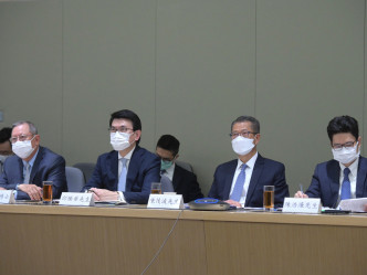 财经事务及库务局副局长陈浩濂（右一）和香港贸易发展局主席林建岳博士（左一）亦有出席会议。