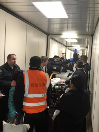 安克雷奇机场安排救护人员在机坪等候将女乘客送院。