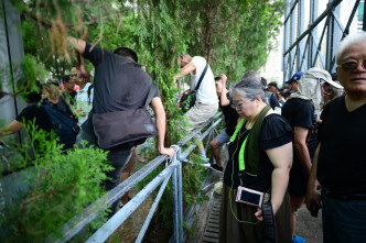 市民在维园等得太久，跨过围栏直接加入游行