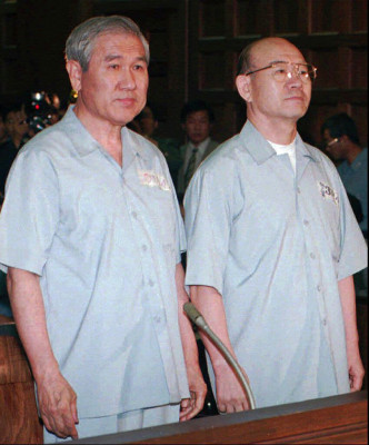 盧泰愚(左)與全斗煥一同成為階下囚。美聯社資料圖片