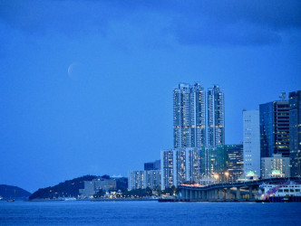本港今晚夜空出现罕见天象「超级血月」及月全食。