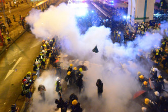 示威者冲击中联办大楼并与警方爆发冲突。资料图片
