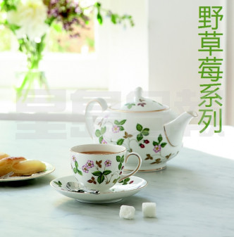 Wedgwood的野草莓茶具系列，清秀的小花、黄绿叶片，加上红嫩饱满的野梅点缀在白色骨瓷茶具上，温和宁静。B