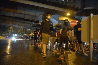 部分示威者沿荃灣路公路往葵芳撤退